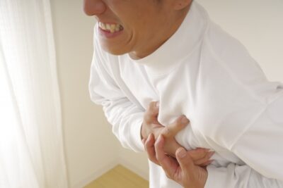 胸痛（胸の痛み）～放置してはいけない症状と受診の目安～のアイキャッチ画像