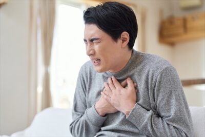 胸が重い・締めつけられる…狭心症の可能性と検査内容を解説のアイキャッチ画像